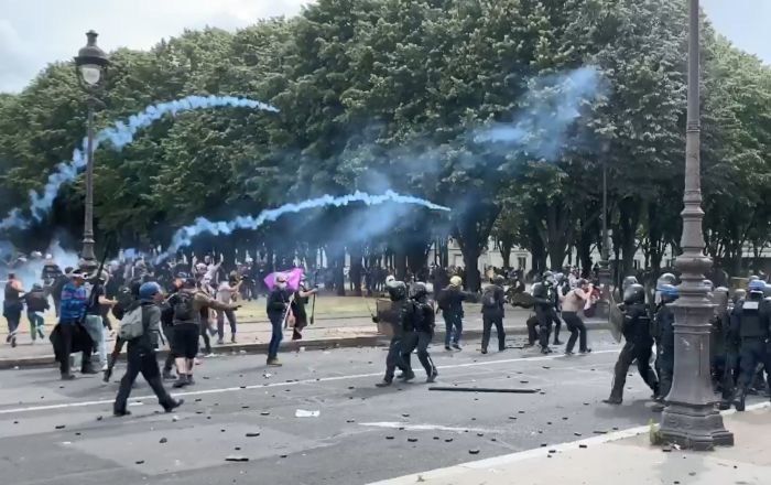 В Париже прошла акция в поддержку задержанной медсестры.