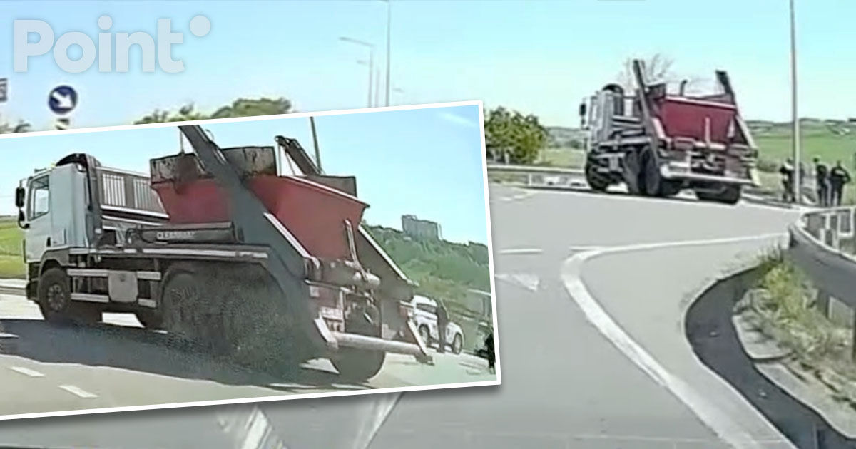 Șoferul unui camion a murit subit, după ce a cerut apă unui echipaj de Poliție.