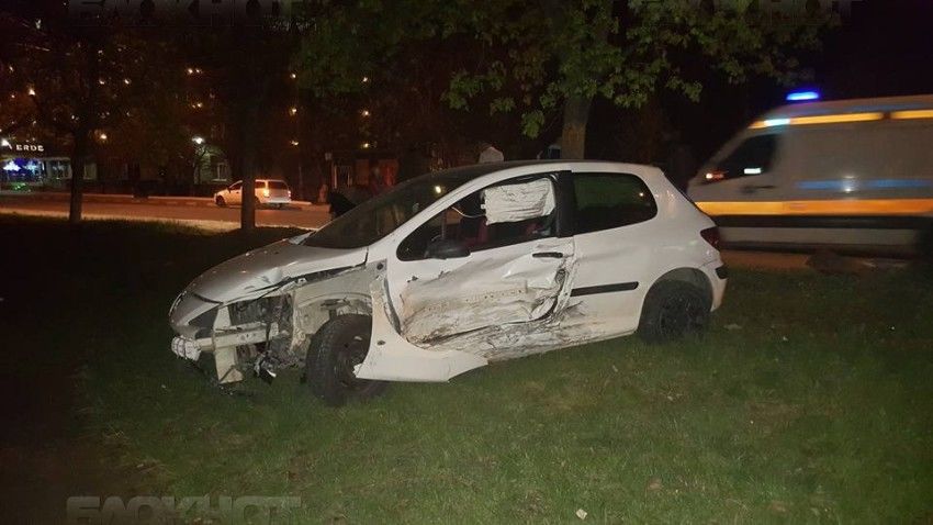 В результате аварии оказались повалены несколько дорожных указателей и светофор. 
