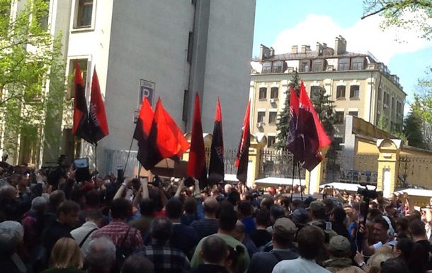 Под АП проходит митинг "Правого сектора". Фото: facebook.com/vadim.khomakha