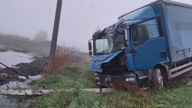 В Хынчештах водитель фуры врезался в ЛЭП: сотни людей остались без света.