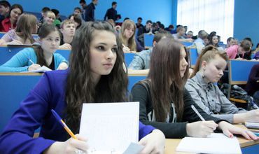 Двойное образование в профессиональных школах рассчитано на год.