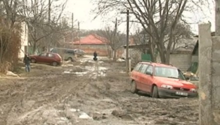 După ce s-a topit zăpada, străzile din suburbii sunt adevărate capcane pentru şoferi.