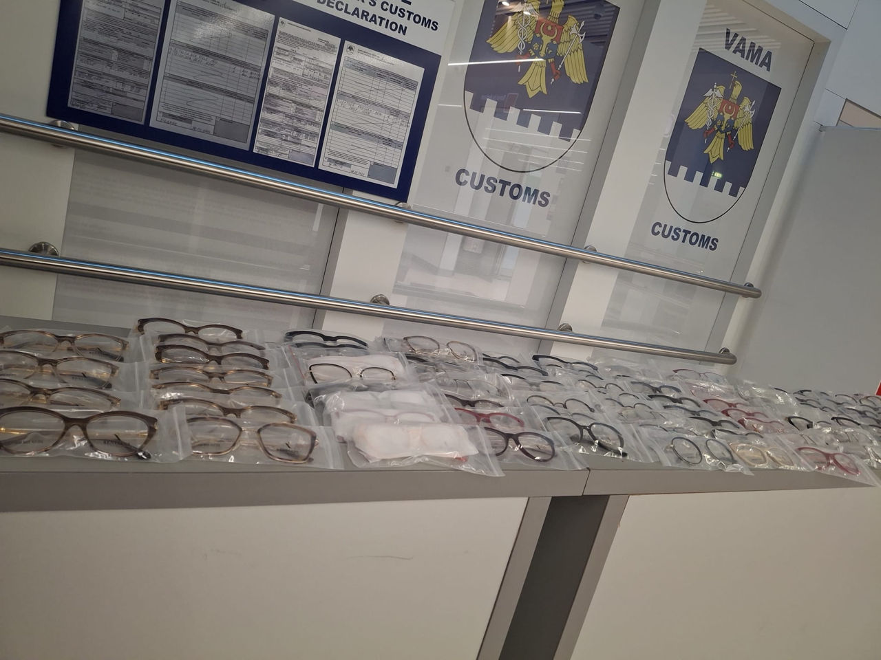 O valiză, ticsită cu ochelari de soare, confiscată pe Aeroportul Chișinău.