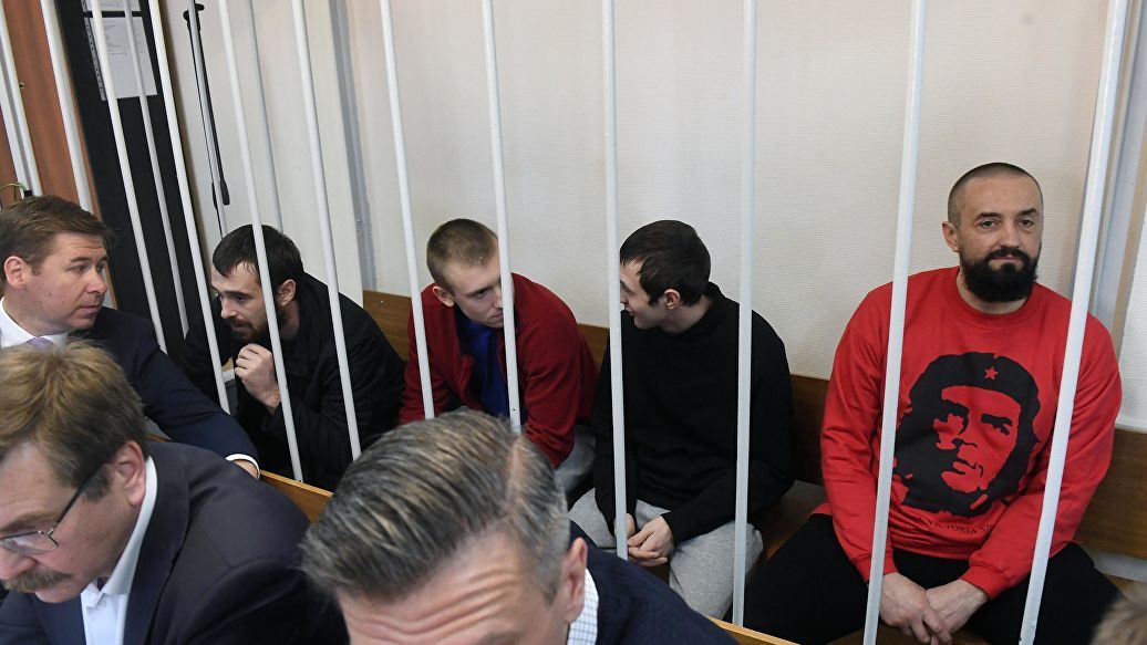 В середине апреля Лефортовский суд Москвы продлил срок ареста всем морякам.