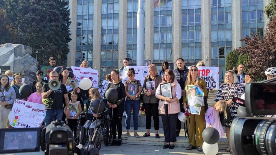 В Кишиневе прошел марш против водителей, по вине которых гибнут пешеходы.