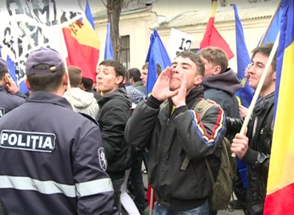 Cei de la Tinerii Moldovei au ars, in fata ambasadei ruse, portretul lui Vladimir Putin.