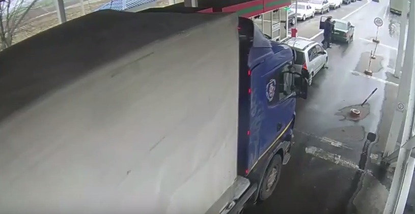 Un TIR a accidentat o mașină și a fost cât pe ce să ucidă mai mulți oameni, după ce șoferul a leșinat la volan. Foto: MVD PMR