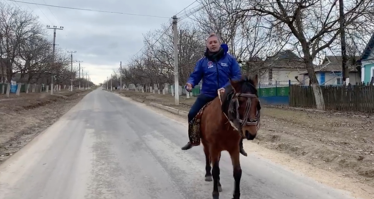 Демократ Серджиу Сырбу в рамках кампании ездит на лошади по Молдове.