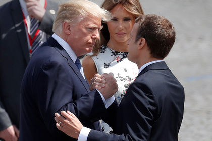 Трамп подарит Макрону кусок обивки стула.