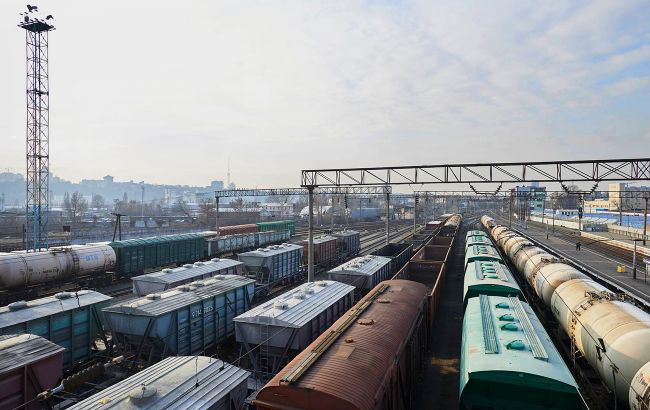 Украина арестовала 17 800 российских и белорусских вагонов.