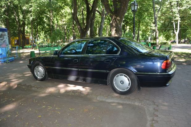 Un BMW cu numere guvernamentale, parcat pe aleea din Parc. Foto: Ungureanu Vadim via Facebook