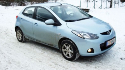 În Rusia, orașul Rostov-pe-Don, un grup de persoane vandalizează mai multe automobile marca Mazda, tăindu-le farurile anticeață.