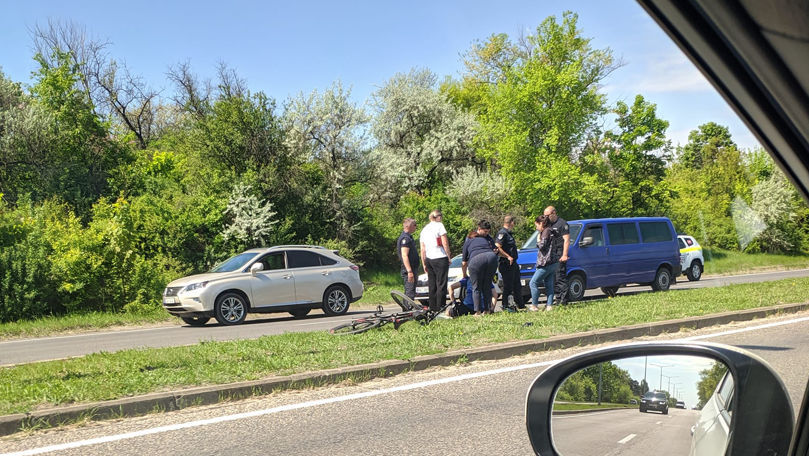 Патрульные в Кишиневе помогли велосипедисту - ему стало плохо на дороге.