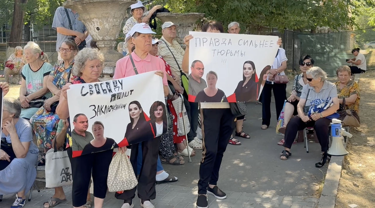 Сторонники Гуцул продолжают протесты у тюрьмы №13, требуя её освобождения.