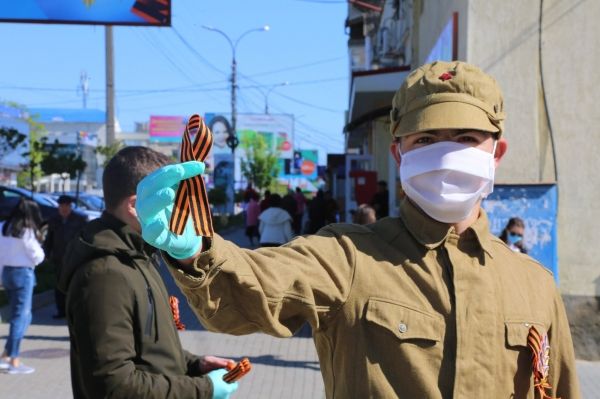 В Гагаузии всем желающим раздают георгиевские ленточки.