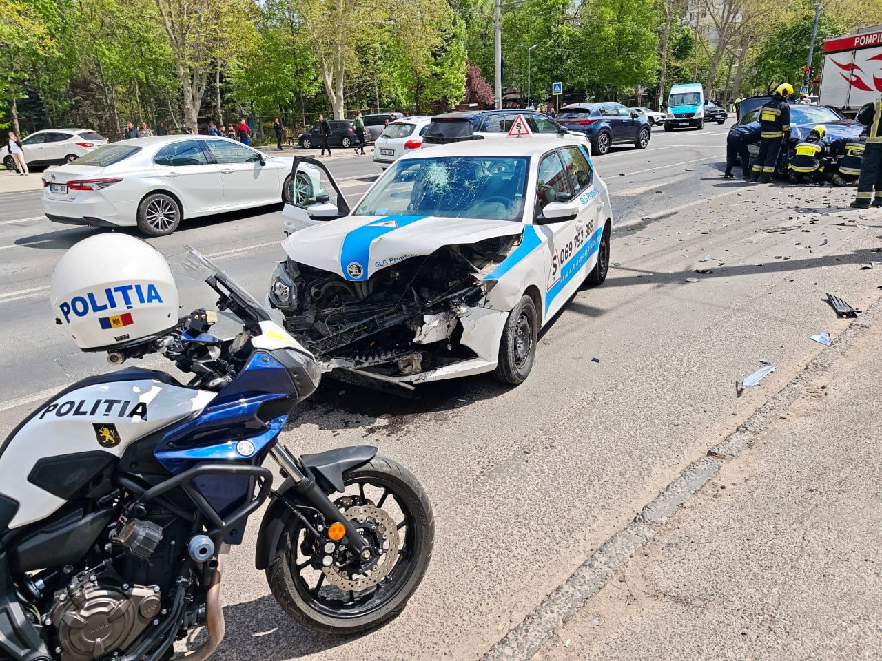 O mașină a școlii auto s-a ciocnit cu un BMW pe o stradă din Capitală.