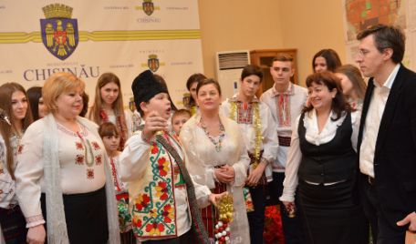 În preajma sărbătorilor de iarnă, primarul de Chişinău, Dorin Chirtoacă, a primit mai multe cete de colindători şi urători.