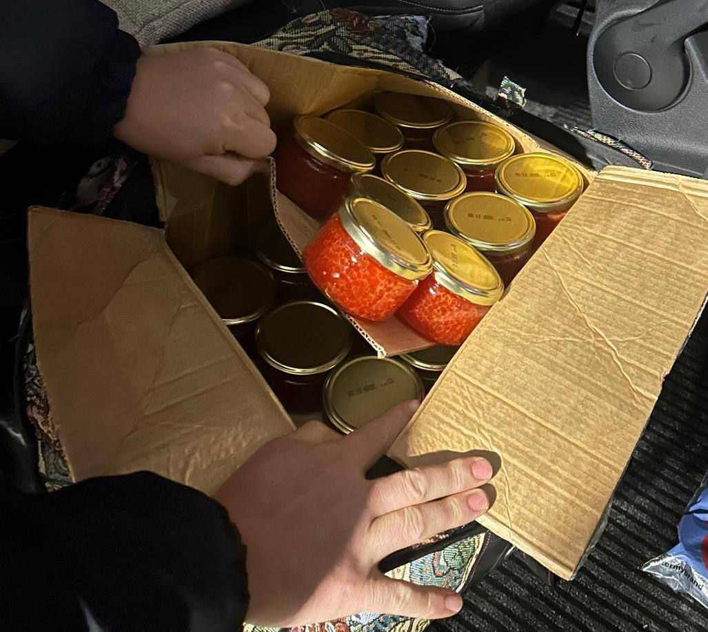 Un moldovean, prins la vamă cu 116 borcane de caviar transportate din Rusia.