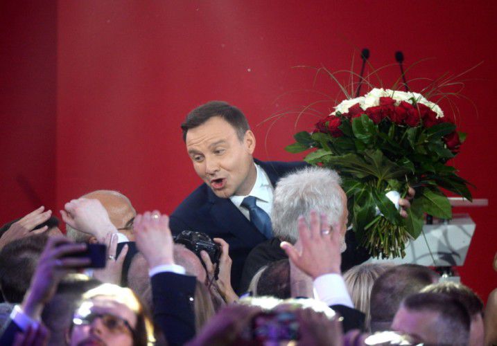 Дуда в ходе церемонии принес присягу на конституции Польши.
