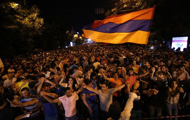 Numărul participanților la manifestațiile de protest din centrul Erevanului sporește în progresie geometrică.