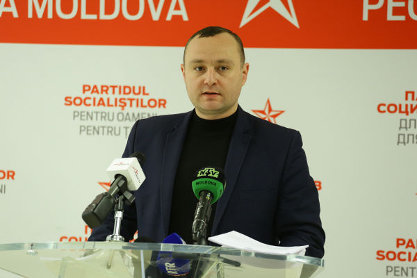 Депутат от Партии социалистов Влад Батрынча.