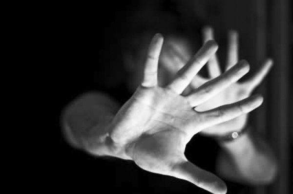 Bărbatul ar fi ucis în bătăi femeia pe motiv de gelozie. Audiat de poliţie, bărbatul şi-a recunoscut pe deplin vina.