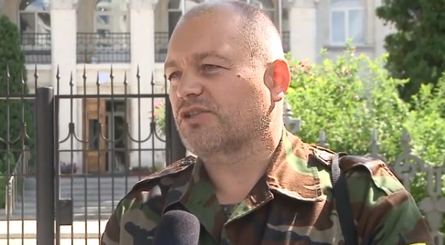 Автовладелец объявил голодовку из-за отказа в "растоможке" микроавтобуса.