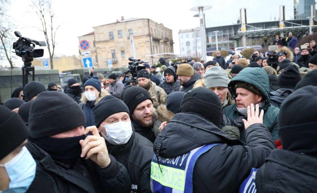 Под зданием суда в Киеве, где судят Порошенко, начались столкновения.