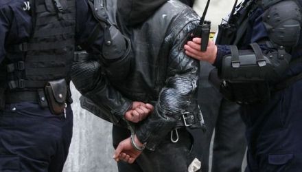 În momentul reținerii, cei doi polițiști au încercat să fugă.