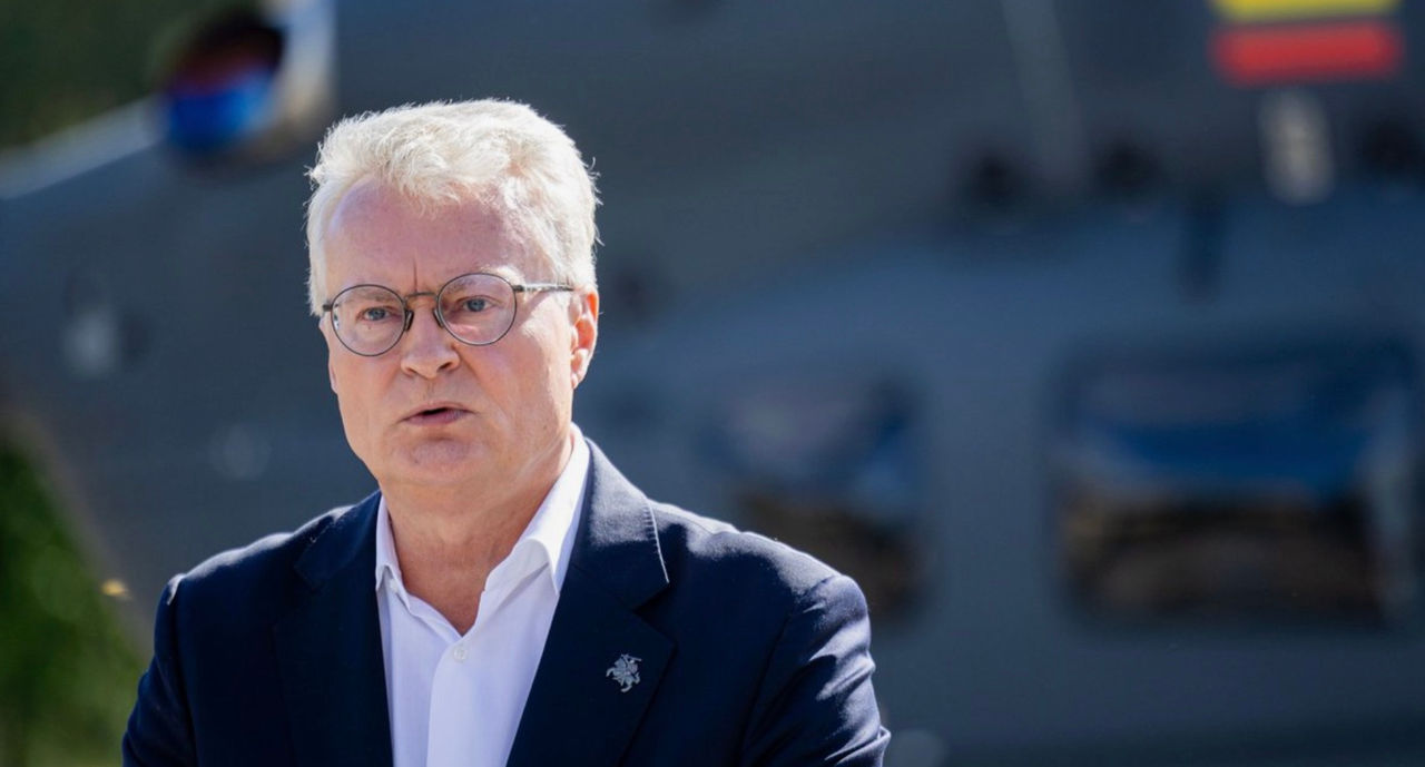 Самолет с президентом Литвы не мог сесть в Вильнюсе из-за сообщения о дроне.