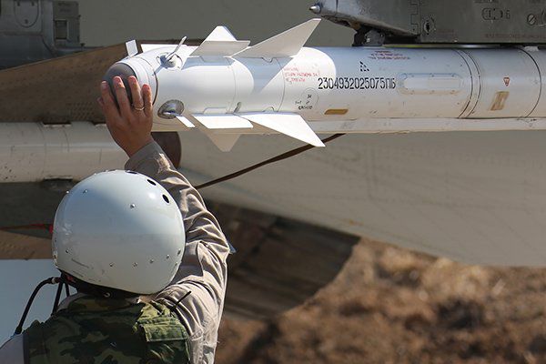 Такие бомбы, весом полтонны каждая, применяются для поражения особо защищенных и хорошо укрепленных подземных бункеров.