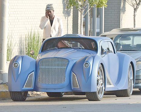  Rapperul de 37 de ani, Will.i.am, de la „Black Eyed Peas”, a făcut senzaţie când a ieşit cu bolidul la plimbare prin Los Angeles.