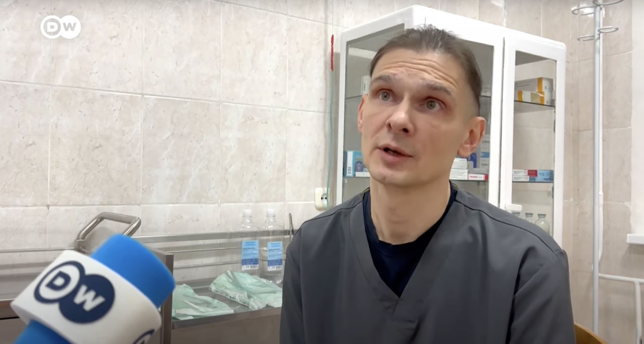 Хирург из Молдовы спасает лица украинских солдат.