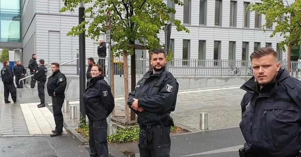 Полиция охраняет клинику в Берлине, куда доставили Навального.