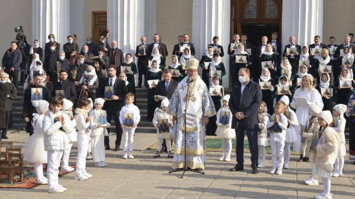 Колокольный звон по всему Кишиневу - в четверг жители столицы отметили Храм города.