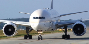 Aeronava a aterizat în siguranţă şi nicio persoană nu a fost rănită.