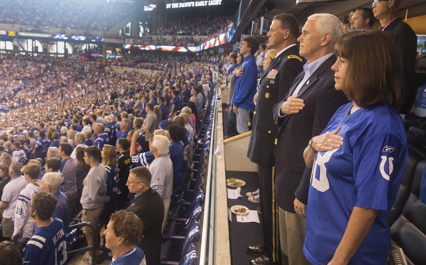 Vicepreședintele SUA, Mike Pence, a plecat de la un meci de fotbal american.