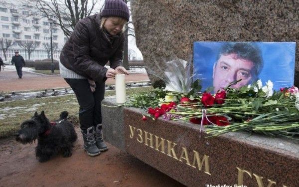 Doi martori cheie in ancheta privind asasinarea opozantului rus Boris Nemtov l-au descris pe ucigas ca fiind un barbat cu parul scurt si imbracat in jeansi si un jerseu maro, relateaza Sputnik, citat de Mediafax.
