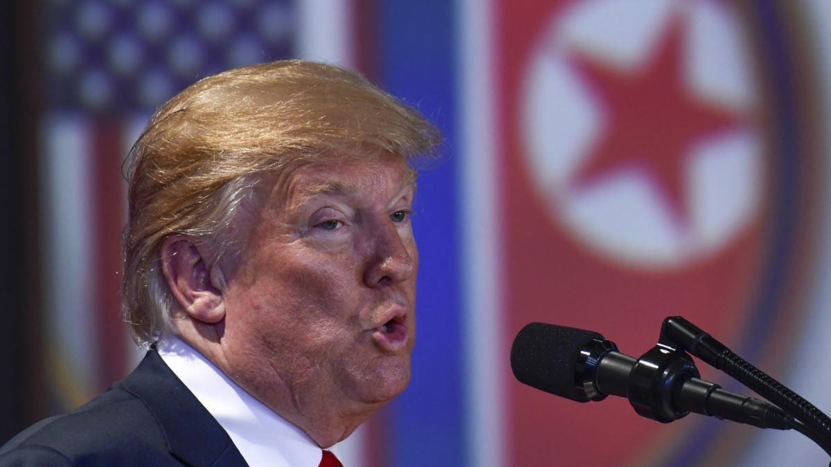 Трамп появился в собственном отеле без защитной маски.