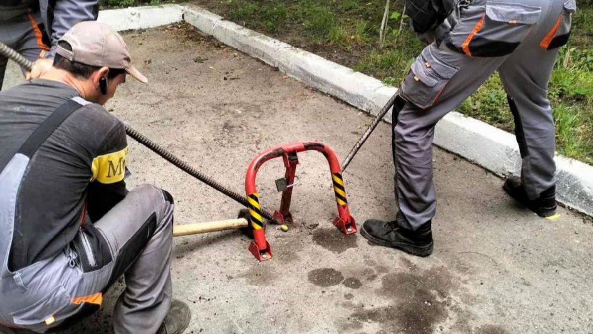 В Кишиневе продолжают демонтировать антипарковочные системы.