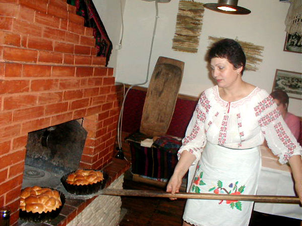 Не было здесь двора, в котором не собрались бы семьи за накрытым столом.