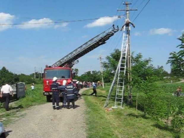 Un bărbat a fost electrocutat mortal în timp ce efectua niște lucrări neautorizate.