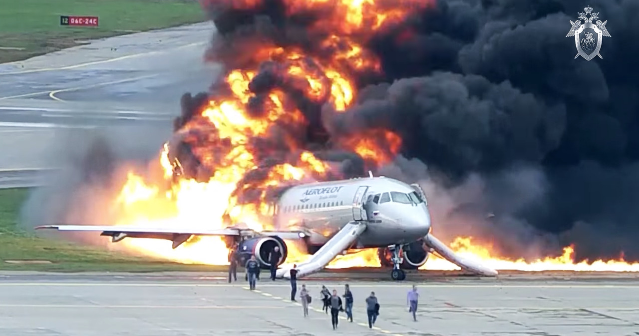 Следственный комитет России опубликовал видео крушения SSJ100 в Шереметьево.