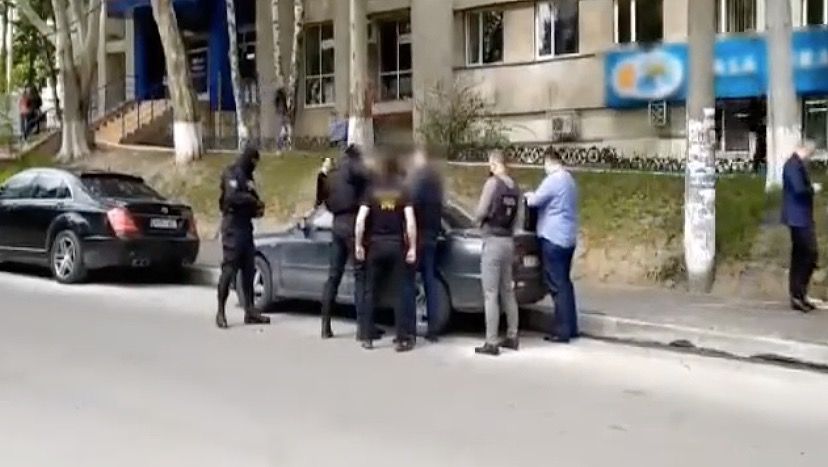 Шантажист вымогал у жертвы крупную сумму денег. Фото: politia.md
