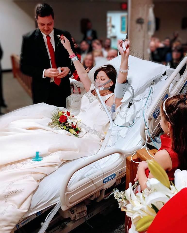 Через 18 часов после бракосочетания Хезер умерла. Фото: facebook.com / Hospital People.