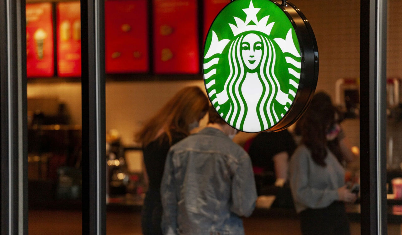 Angajații Starbucks intenționează să intre în grevă în 40 de orașe din SUA.