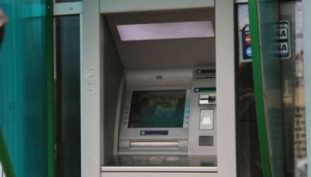 Totodată, raportul nu precizează numărul de ATM-uri din Marea Britanie şi,mai ales, SUA.