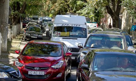 Traficul rutier va fi anevoios astăzi pe mai multe străzi din Capitală. 