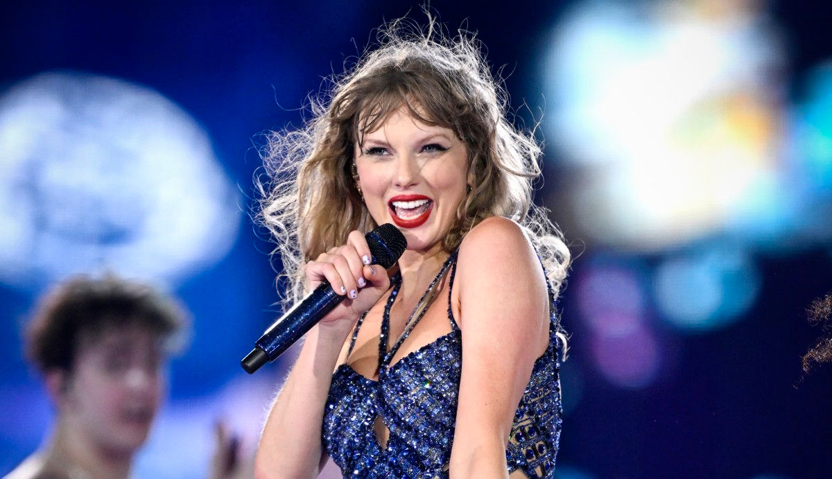 Taylor Swift a depășit-o pe Rihanna pe lista celor mai bogate cântărețe din lume.